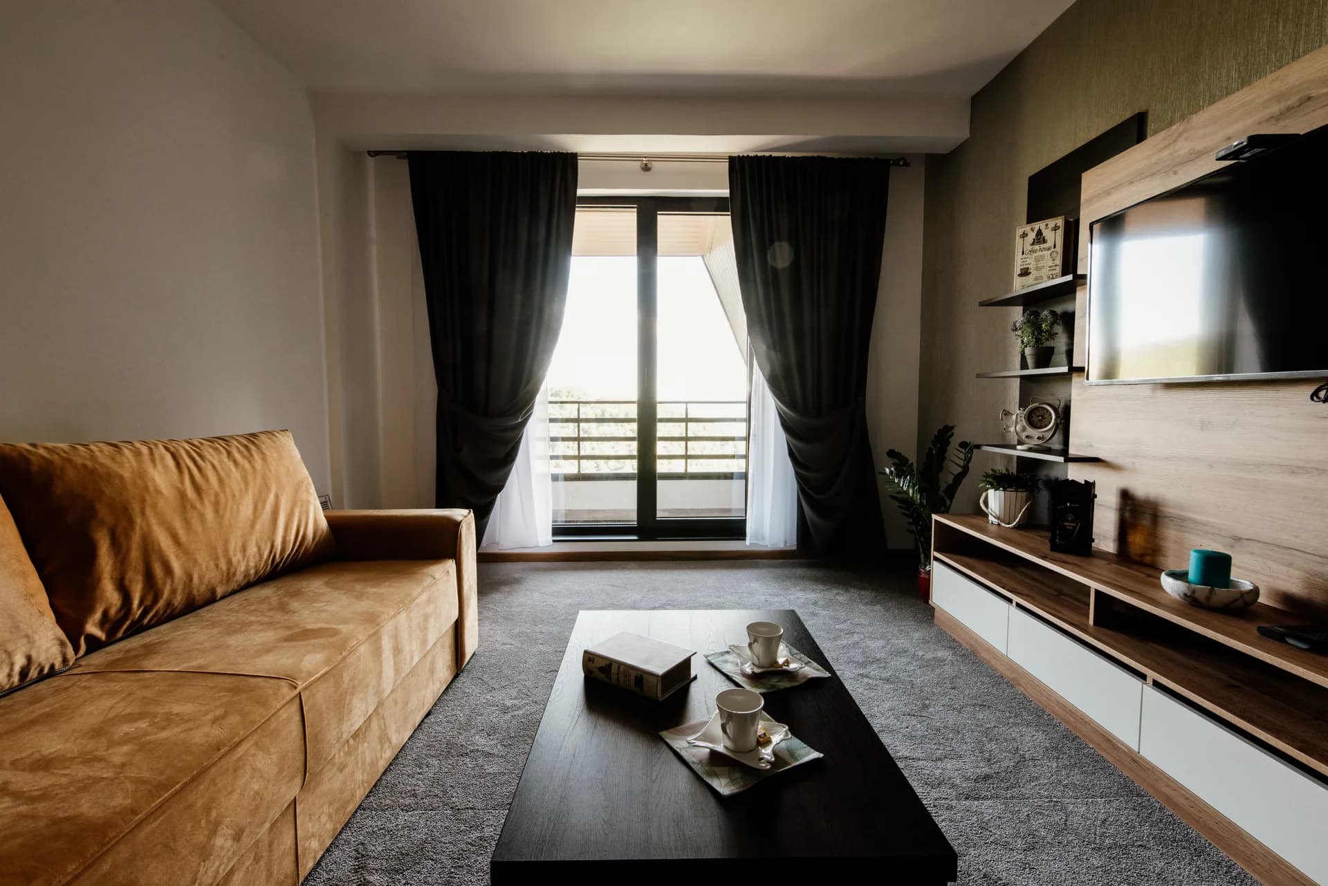 Modernes Wohnzimmer mit wandmontiertem Smart-TV als Sinnbild für Premium-Heimunterhaltung